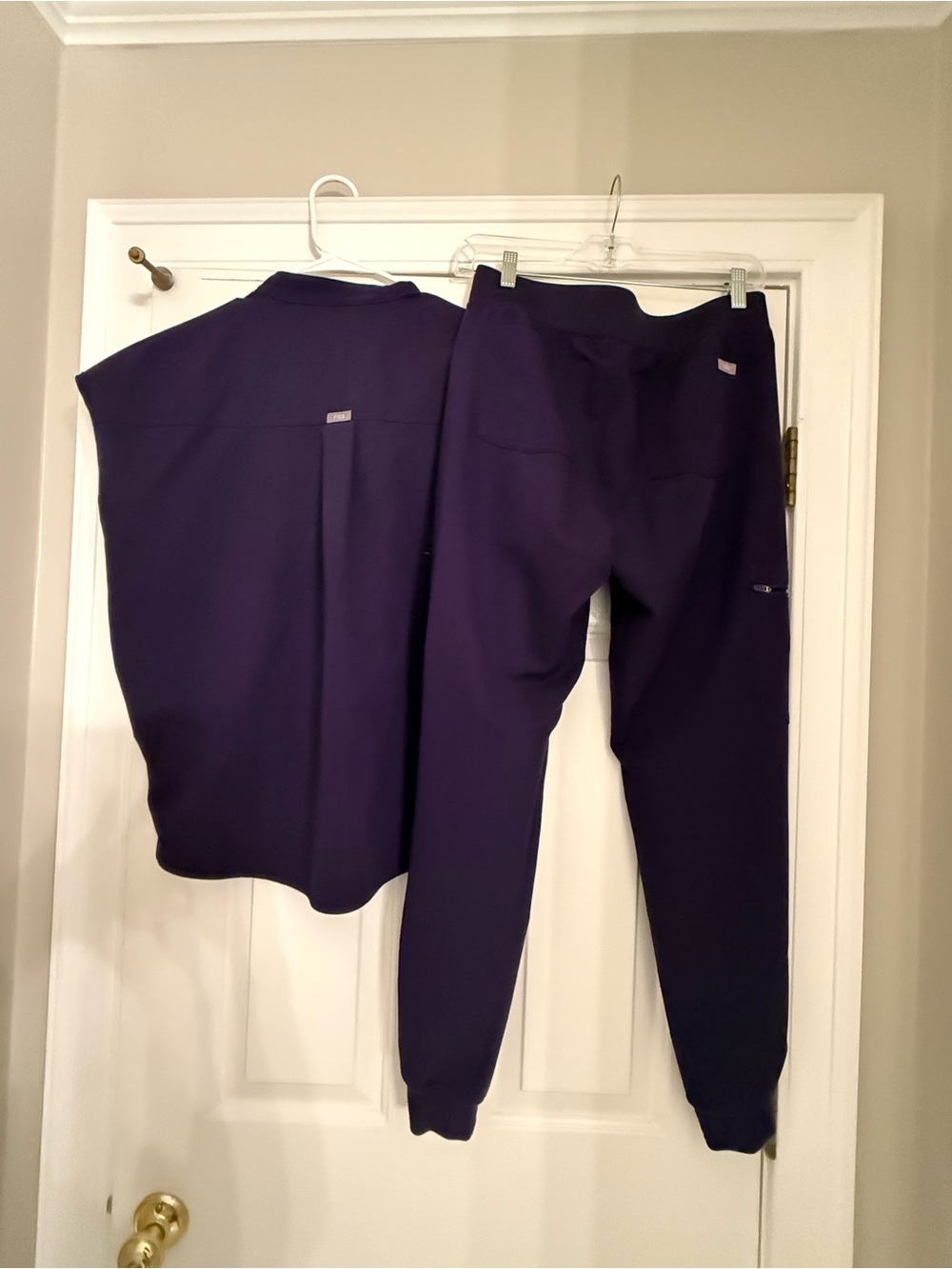 FIGS dark purple Women's Purple Scrub Top & Jogger Pants Set S - Picture 2 of 4